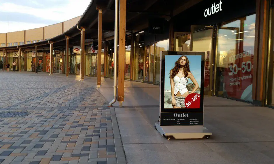 Display Wizard launches new LED street display for hotels