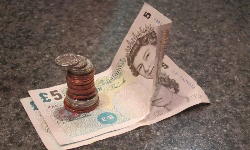 Households spend £42.50 a week on hotels and restaurants