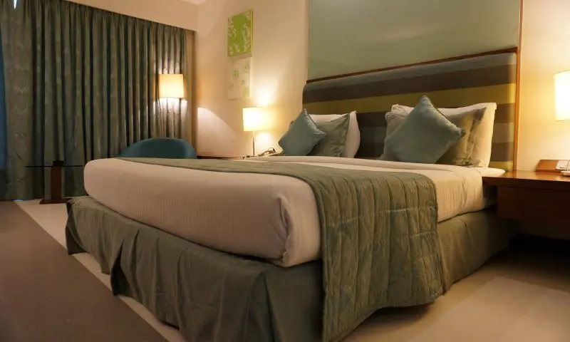 Hospitality sector salaries rise by 3.7% in February