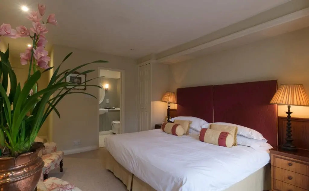 Hotel owned by celeb chef and Daily Mail editor up for sale