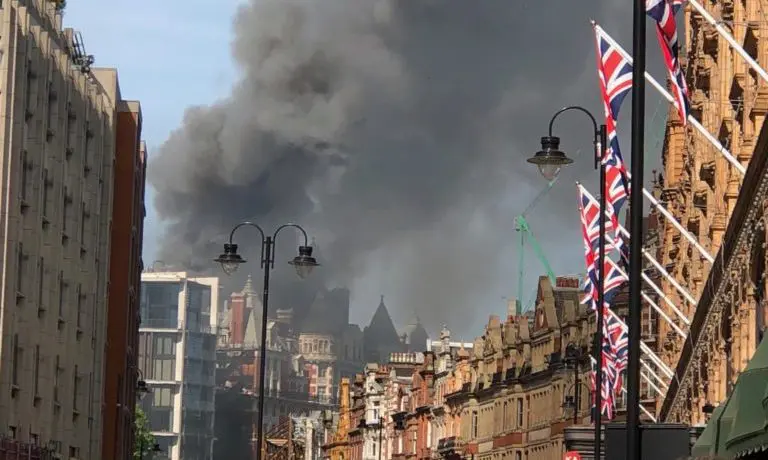 Huge fire tears through Mandarin Oriental Hotel