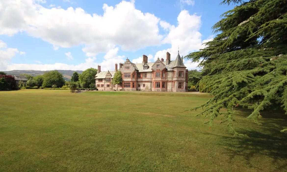 Caer Rhun Hall hotel closed by administrators