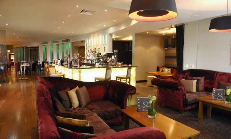 How to make the most of your hotel bar