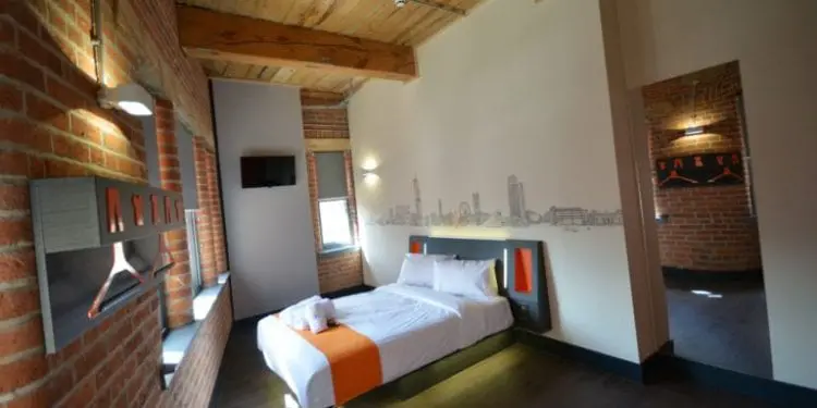 EasyHotel CEO steps down
