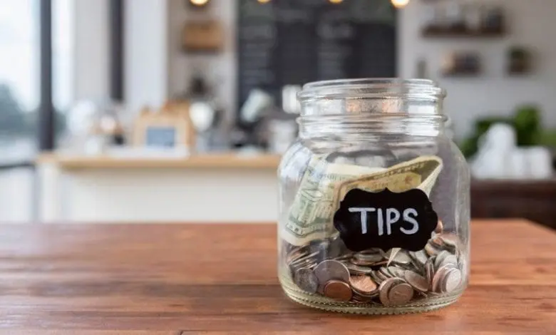 Gov to ban businesses from withholding staff tips