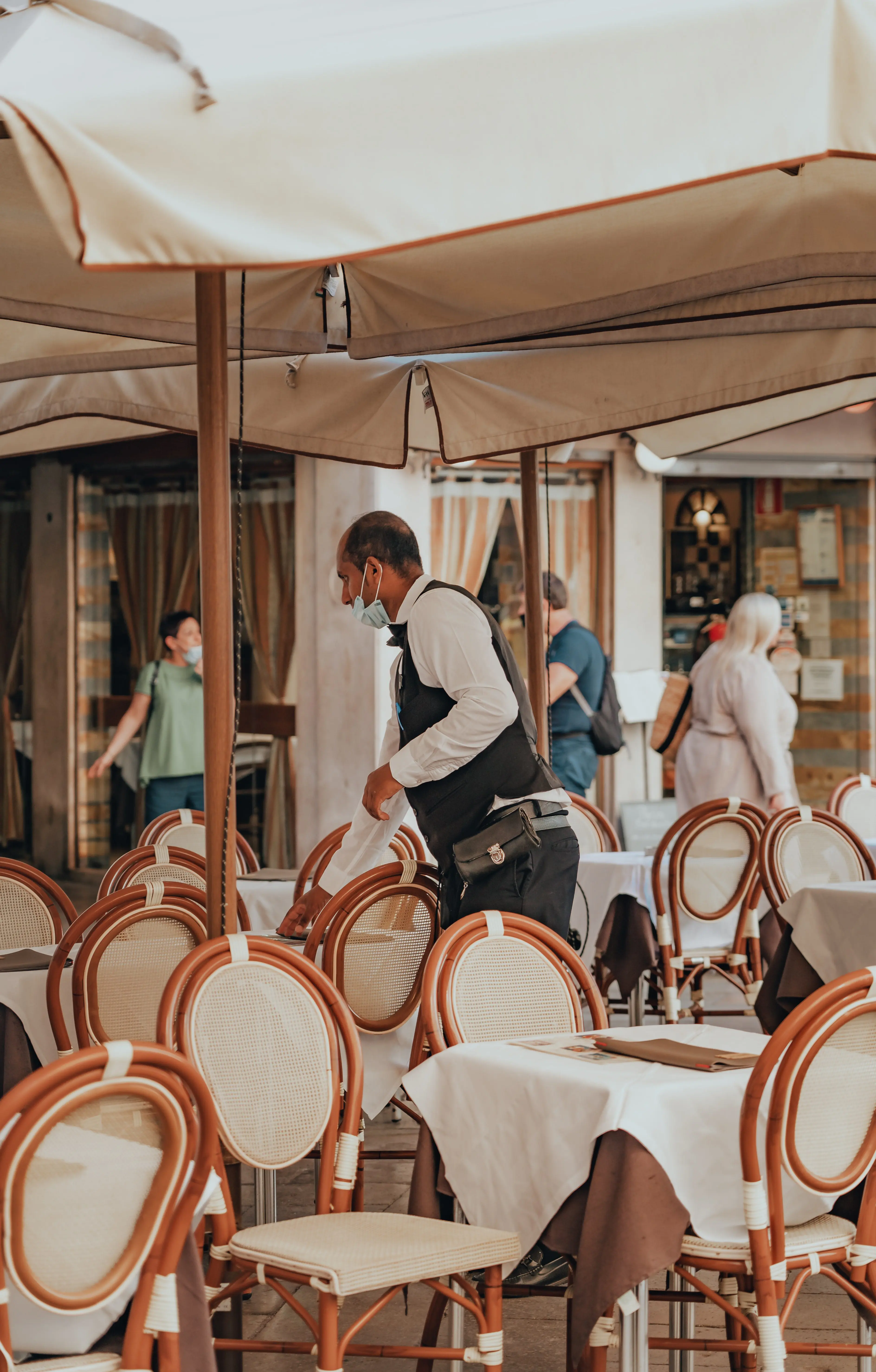 London’s hospitality workers paid below living wage, report finds