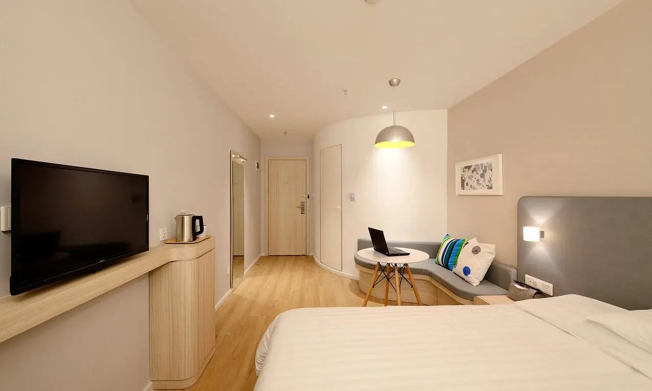 Enhancing the Modern Hotel Room: Must-Have Amenities for the Tech-Savvy Traveller